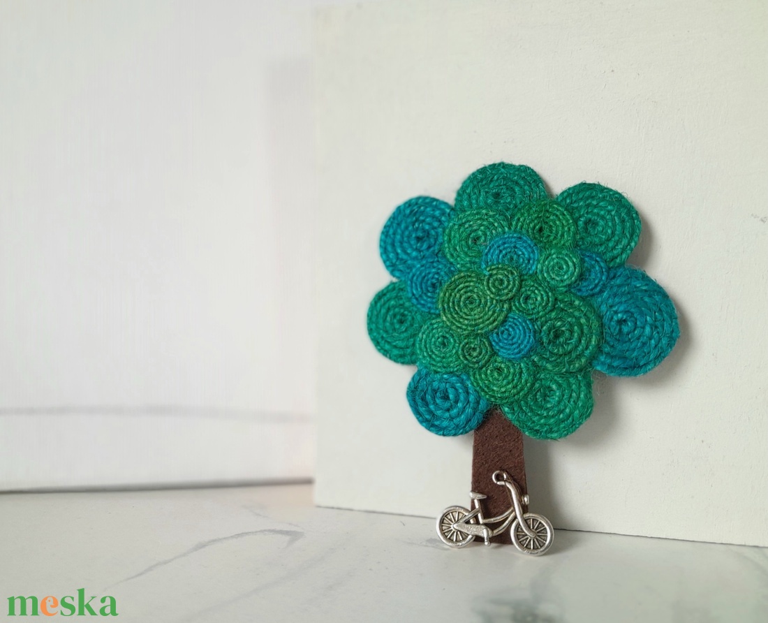 Fa kitűző, biciklivel - ékszer - kitűző és bross - kitűző - Meska.hu