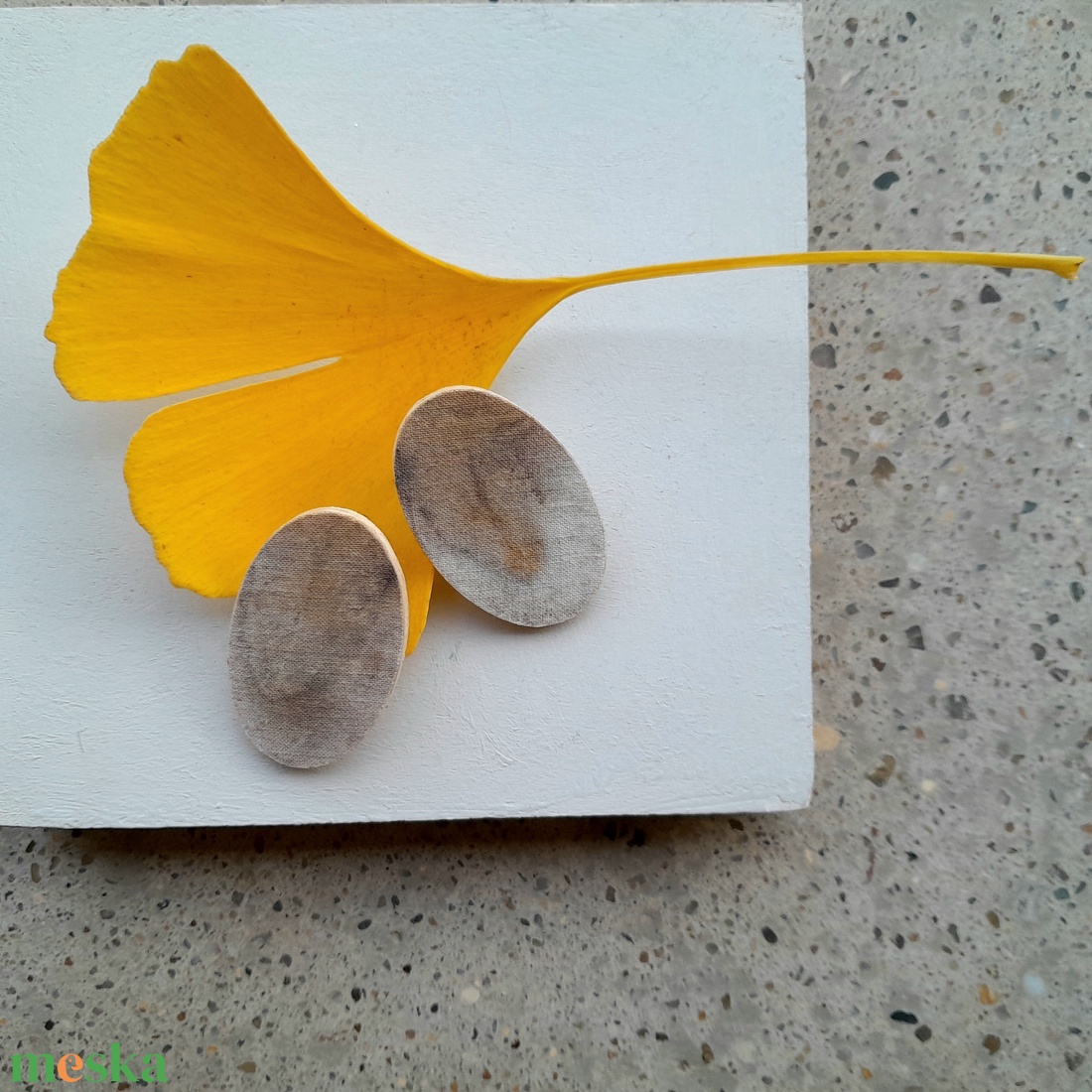 Növényekkel festett, nyírfa fülbevaló - ékszer - fülbevaló - lógós kerek fülbevaló - Meska.hu