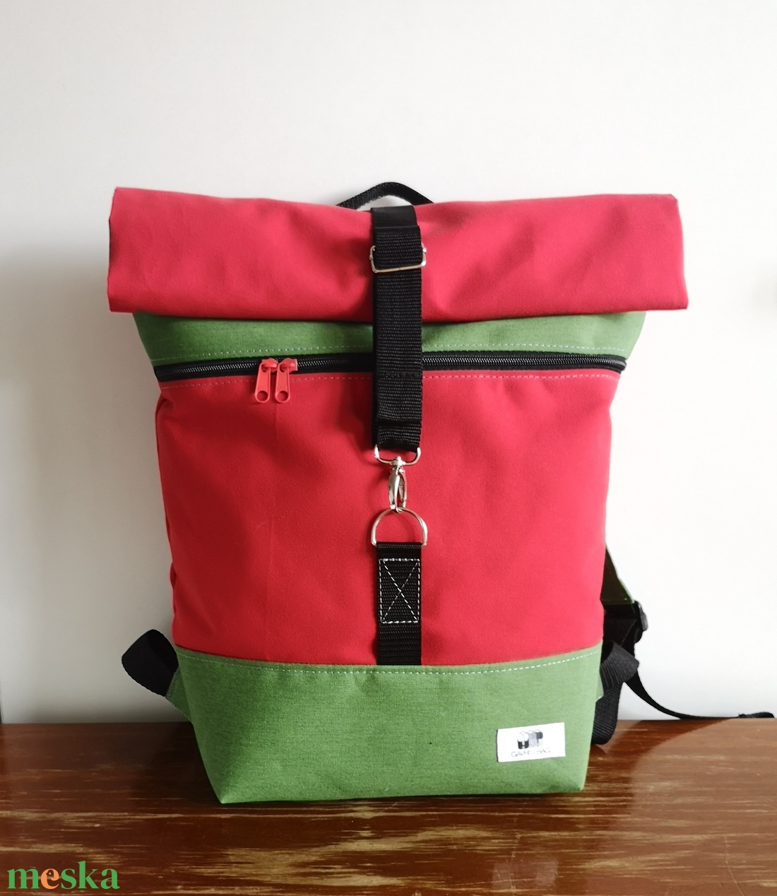 Zöld-piros vízálló rolltop hátizsák - táska & tok - hátizsák - roll top hátizsák - Meska.hu