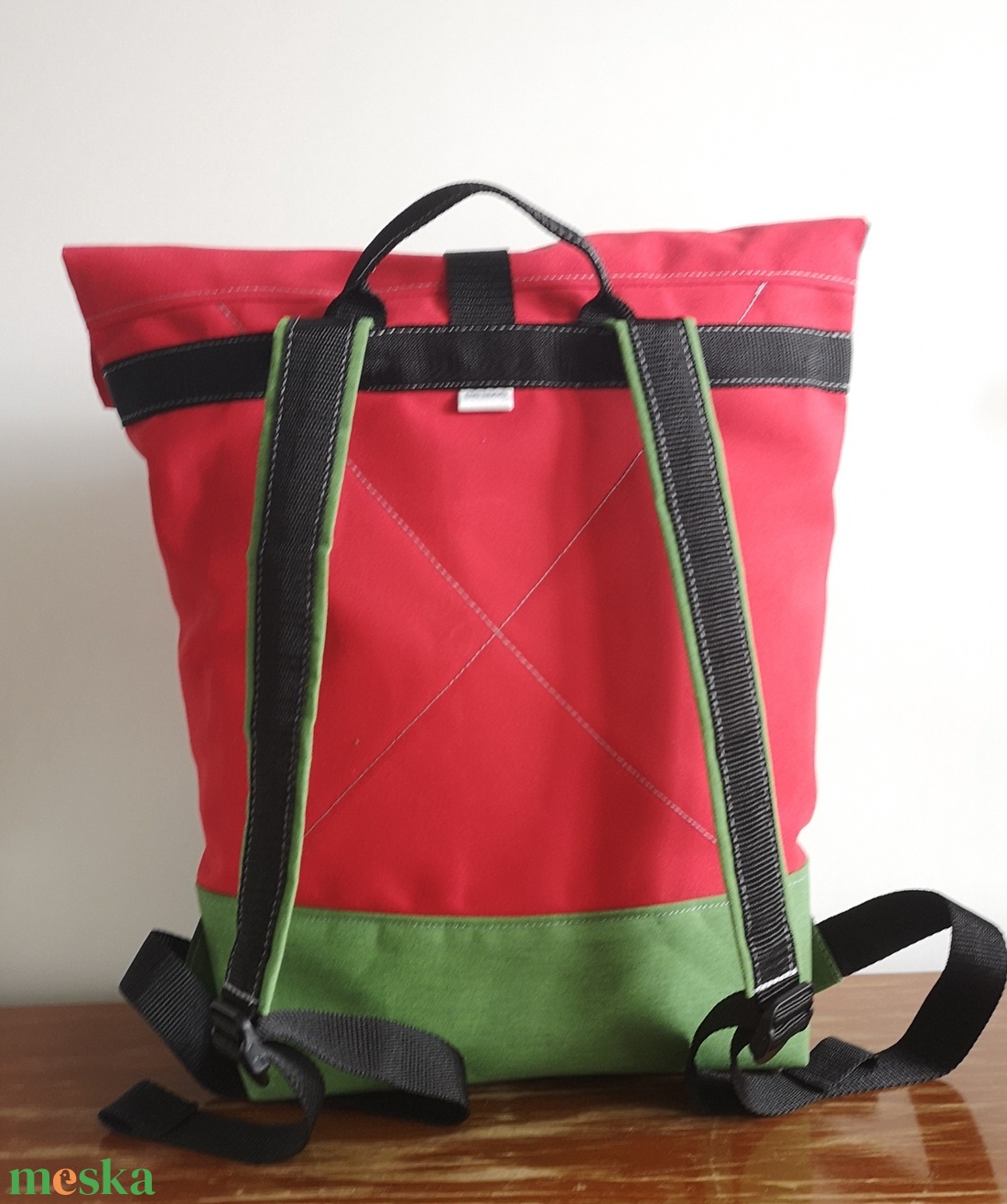 Zöld-piros vízálló rolltop hátizsák - táska & tok - hátizsák - roll top hátizsák - Meska.hu