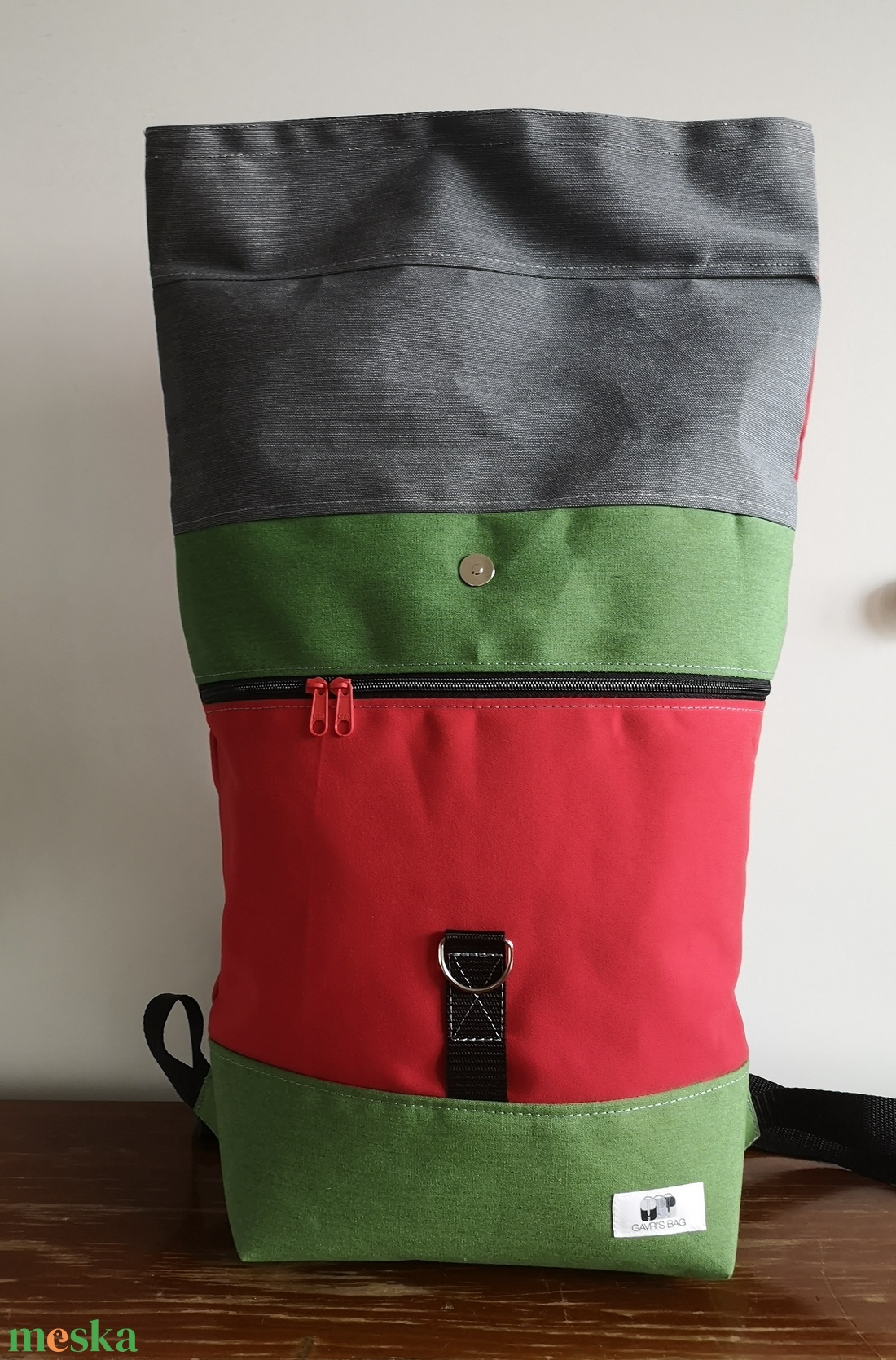 Zöld-piros vízálló rolltop hátizsák - táska & tok - hátizsák - roll top hátizsák - Meska.hu