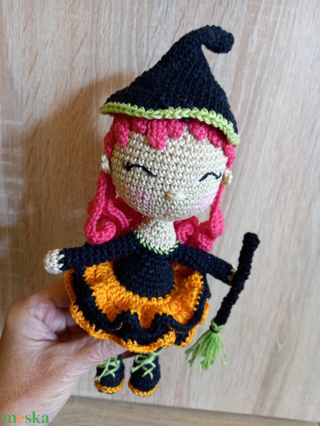 Halloween kis boszorkány seprűvel - halloweeni dekoráció - halloweeni dekoráció - Meska.hu Halloween kis boszorkány seprűvel - halloweeni dekoráció - halloweeni dekoráció - Meska.hu