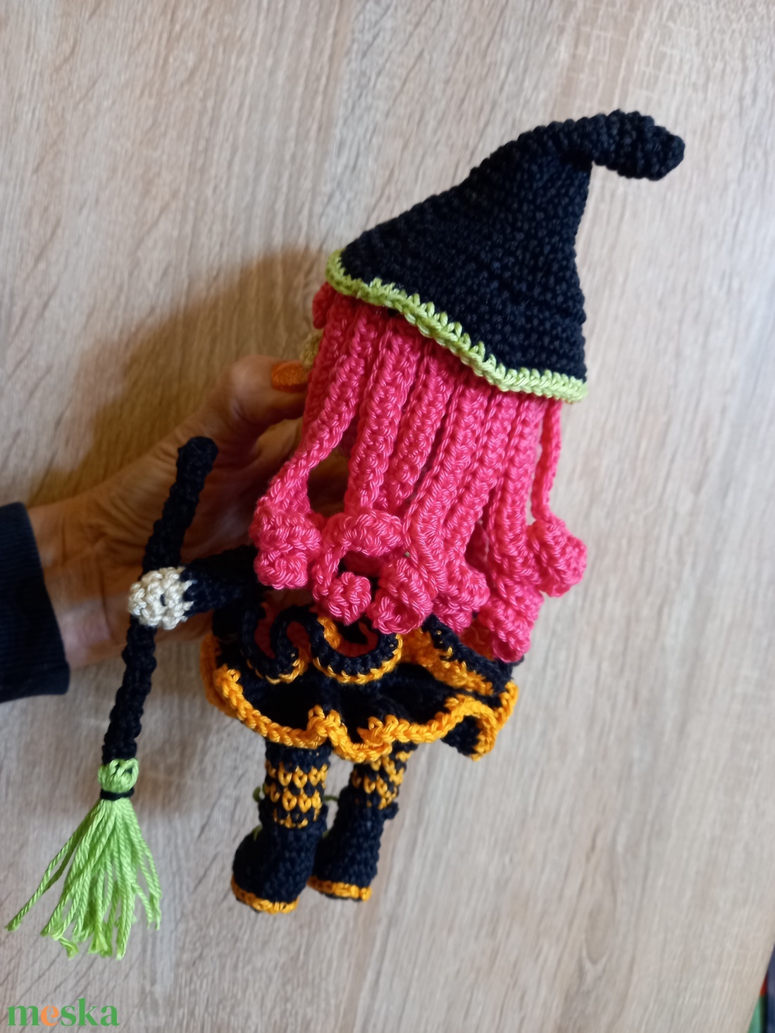 Halloween kis boszorkány seprűvel - halloweeni dekoráció - halloweeni dekoráció - Meska.hu Halloween kis boszorkány seprűvel - halloweeni dekoráció - halloweeni dekoráció - Meska.hu