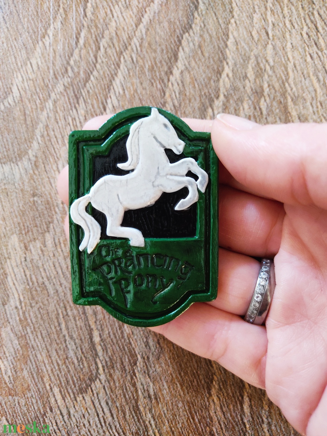 Pajkos póni, A hobbit, Gyűrűk Ura, hűtőmágnes, kitűző, fogadó, szülinap, Frodó, Samu, lovak, ló, Aragorn, ajandék - otthon & életmód - dekoráció - dísztárgy - Meska.hu Pajkos póni, A hobbit, Gyűrűk Ura, hűtőmágnes, kitűző, fogadó, szülinap, Frodó, Samu, lovak, ló, Aragorn, ajandék - otthon & életmód - dekoráció - dísztárgy - Meska.hu