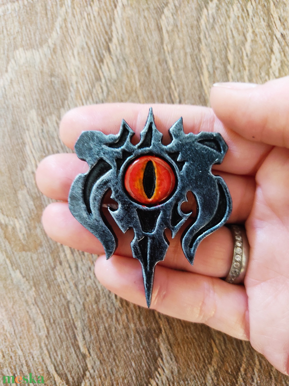 Sauron szeme, A hobbit, Gyűrűk Ura, hűtőmágnes, kitűző, nazgul, szülinap, Frodó, Legolas, Aragorn, ajandék - otthon & életmód - dekoráció - dísztárgy - Meska.hu Sauron szeme, A hobbit, Gyűrűk Ura, hűtőmágnes, kitűző, nazgul, szülinap, Frodó, Legolas, Aragorn, ajandék - otthon & életmód - dekoráció - dísztárgy - Meska.hu