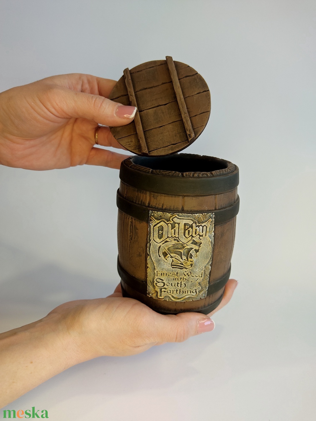 Old Toby pipafüves hordó, asztali dekoráció, Gyűrűk Ura, Tolkien, Hobbit, szülinapi ajándék, Gandalf, Frodo, Bilbo - otthon & életmód - dekoráció - asztal és polc dekoráció - asztaldísz - Meska.hu Old Toby pipafüves hordó, asztali dekoráció, Gyűrűk Ura, Tolkien, Hobbit, szülinapi ajándék, Gandalf, Frodo, Bilbo - otthon & életmód - dekoráció - asztal és polc dekoráció - asztaldísz - Meska.hu