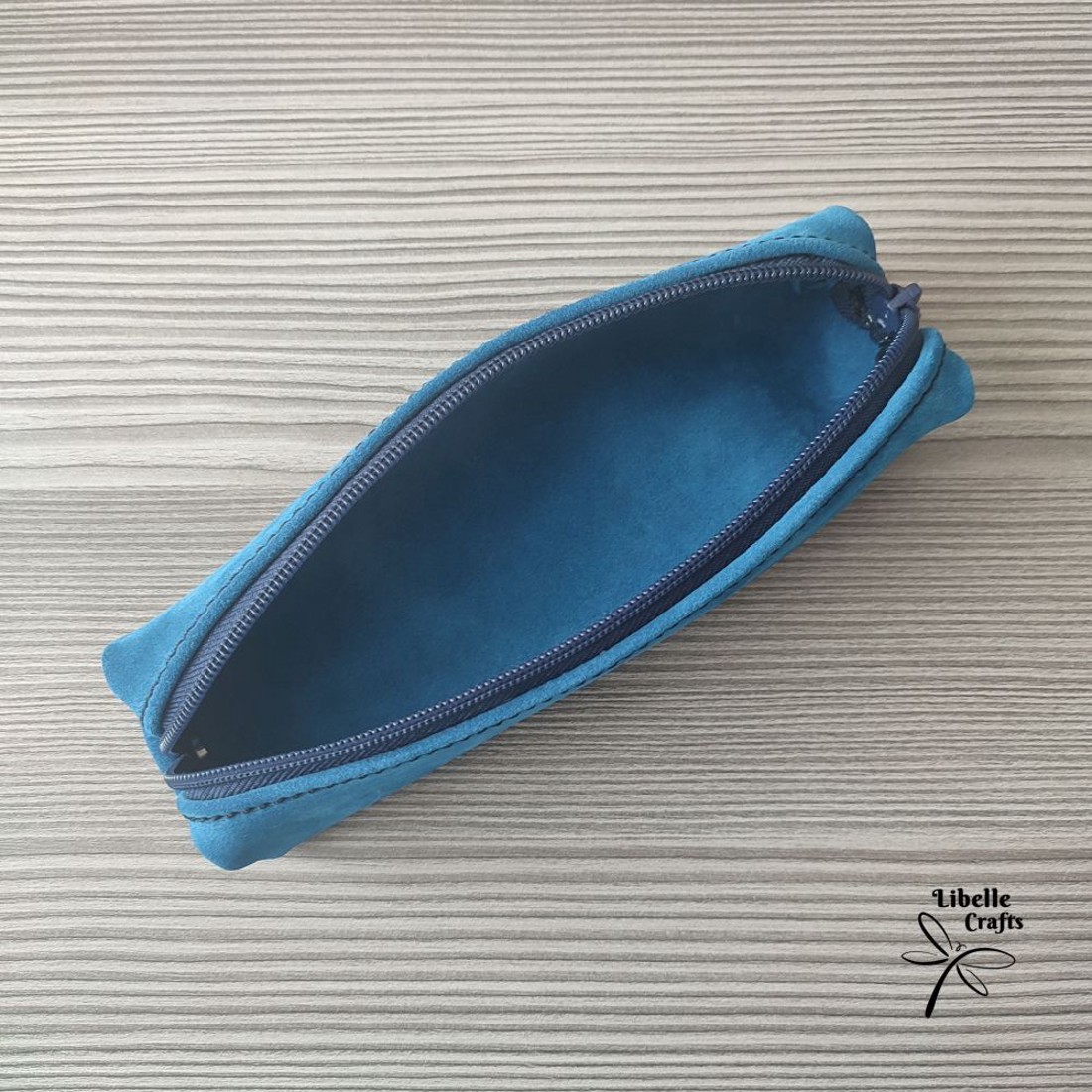 Kék bőrből készült tolltartó - otthon & életmód - papír, írószer - tolltartó & ceruzatekercs - Meska.hu