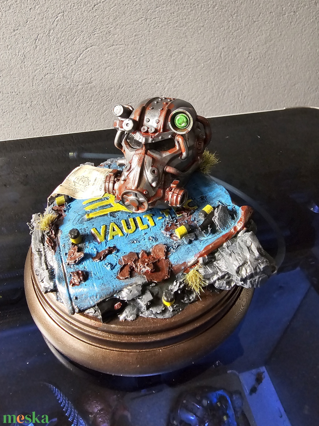 Fallout T-60 mini dioráma, kézzel festve - otthon & életmód - dekoráció - asztal és polc dekoráció - asztaldísz - Meska.hu Fallout T-60 mini dioráma, kézzel festve - otthon & életmód - dekoráció - asztal és polc dekoráció - asztaldísz - Meska.hu