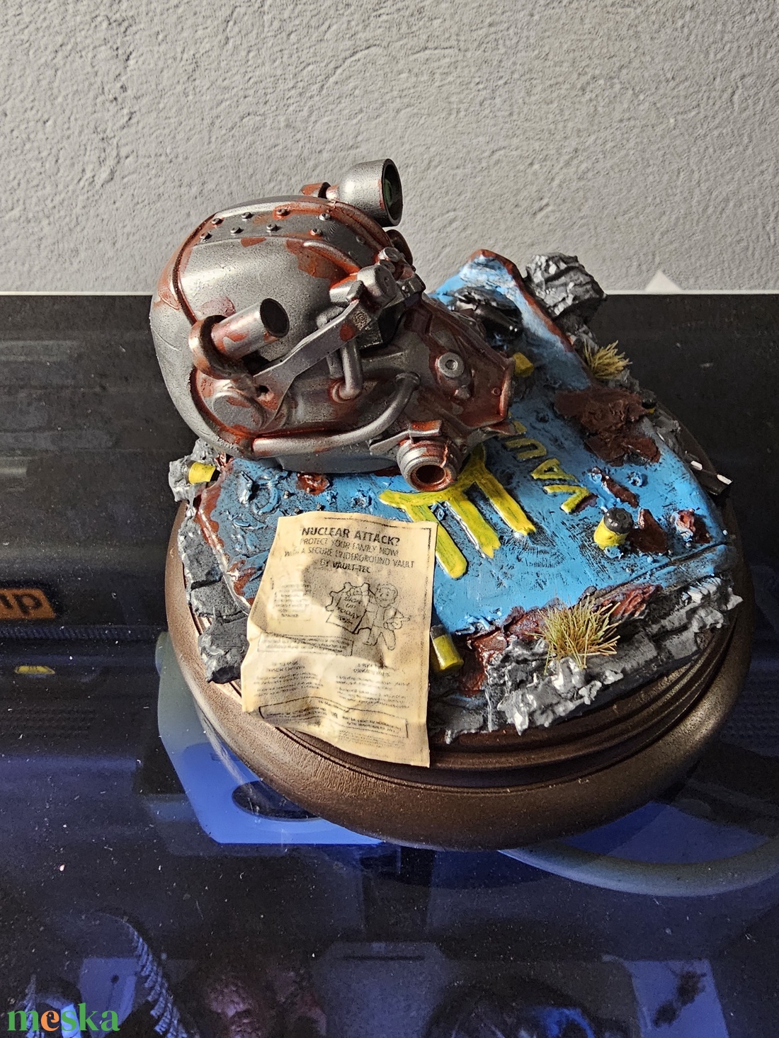 Fallout T-60 mini dioráma, kézzel festve - otthon & életmód - dekoráció - asztal és polc dekoráció - asztaldísz - Meska.hu Fallout T-60 mini dioráma, kézzel festve - otthon & életmód - dekoráció - asztal és polc dekoráció - asztaldísz - Meska.hu