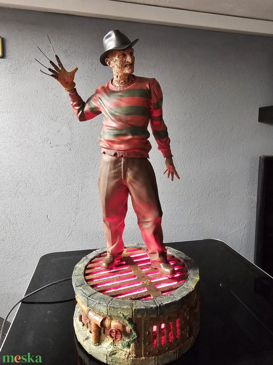 Freddy Krueger szobor, Rémálom az Elm utcában, ledes talapzattal - otthon & életmód - dekoráció - asztal és polc dekoráció - könyvszobor - Meska.hu