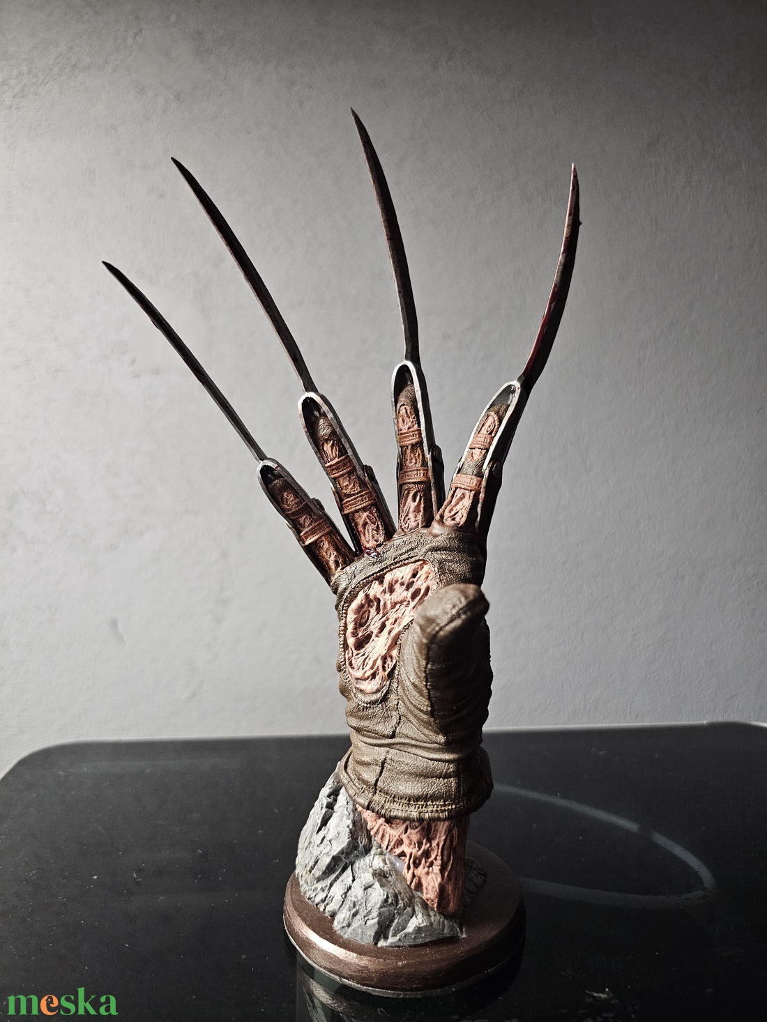Freddy Krueger kéz, Rémálom az Elm utcában - otthon & életmód - dekoráció - asztal és polc dekoráció - könyvszobor - Meska.hu Freddy Krueger kéz, Rémálom az Elm utcában - otthon & életmód - dekoráció - asztal és polc dekoráció - könyvszobor - Meska.hu