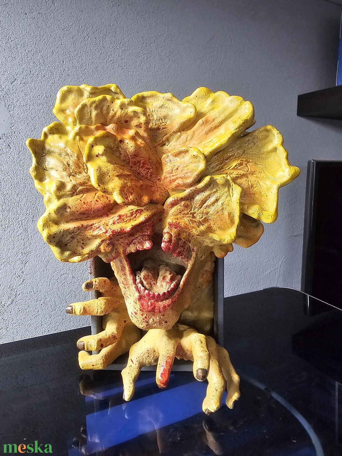 The Last of Us Clicker könyvespolc dísz - otthon & életmód - dekoráció - asztal és polc dekoráció - könyvszobor - Meska.hu