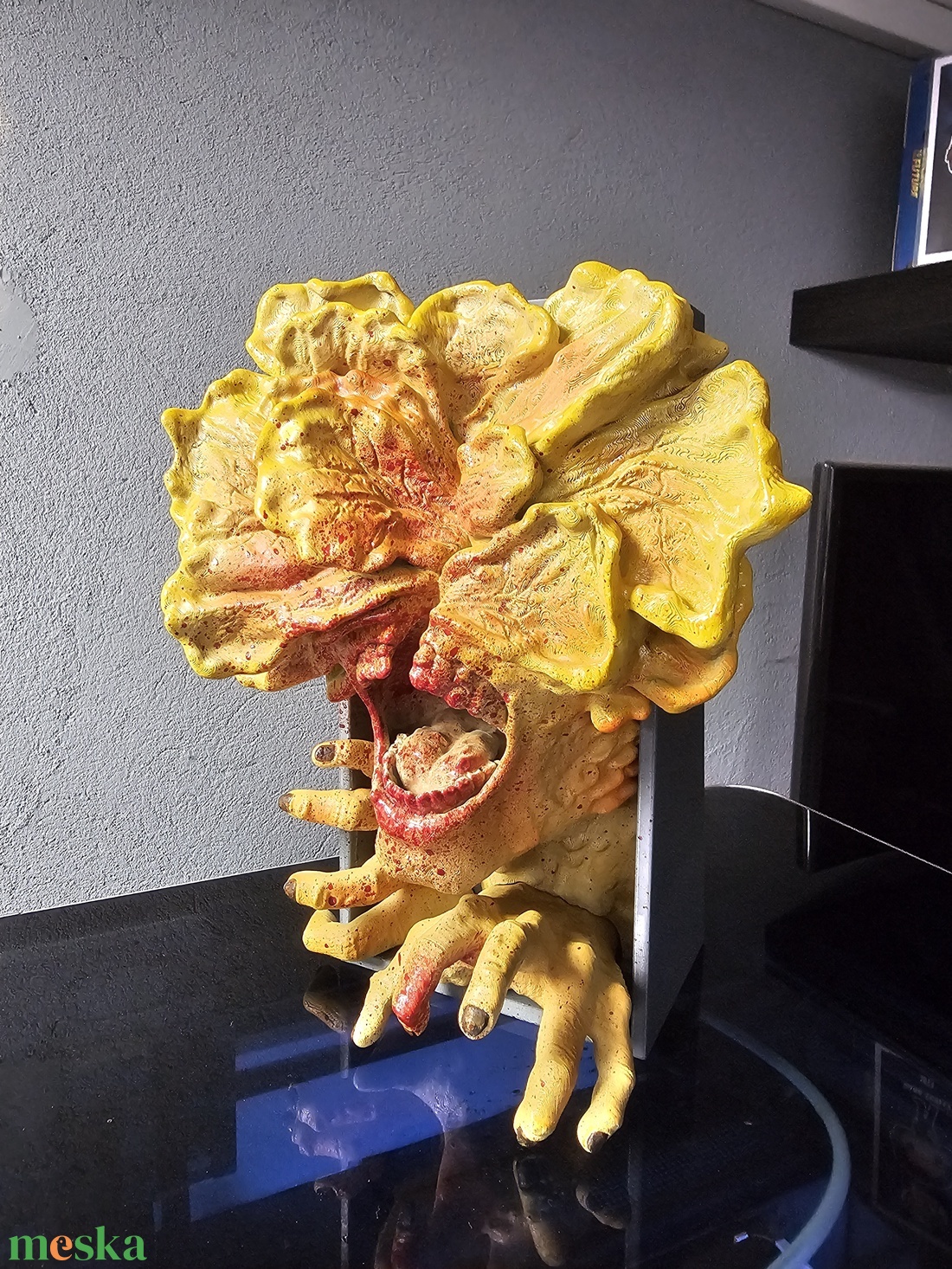 The Last of Us Clicker könyvespolc dísz - otthon & életmód - dekoráció - asztal és polc dekoráció - könyvszobor - Meska.hu