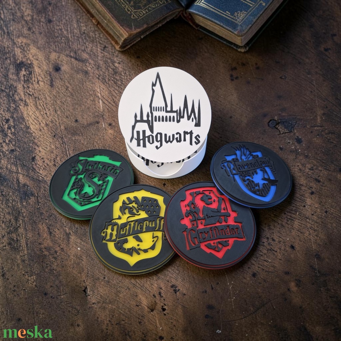 Harry Potter házak poháralátét szett tartóval - otthon & életmód - konyhafelszerelés, tálalás - tálalás - tányér- és poháralátét - Meska.hu