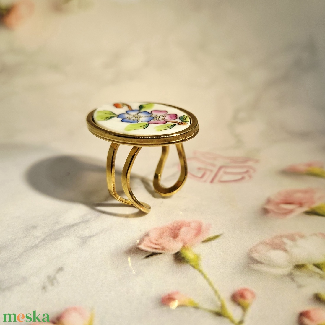 Állítható méretű, törött herendi porcelánból készült gyűrű - ékszer - gyűrű - figurális gyűrű - Meska.hu