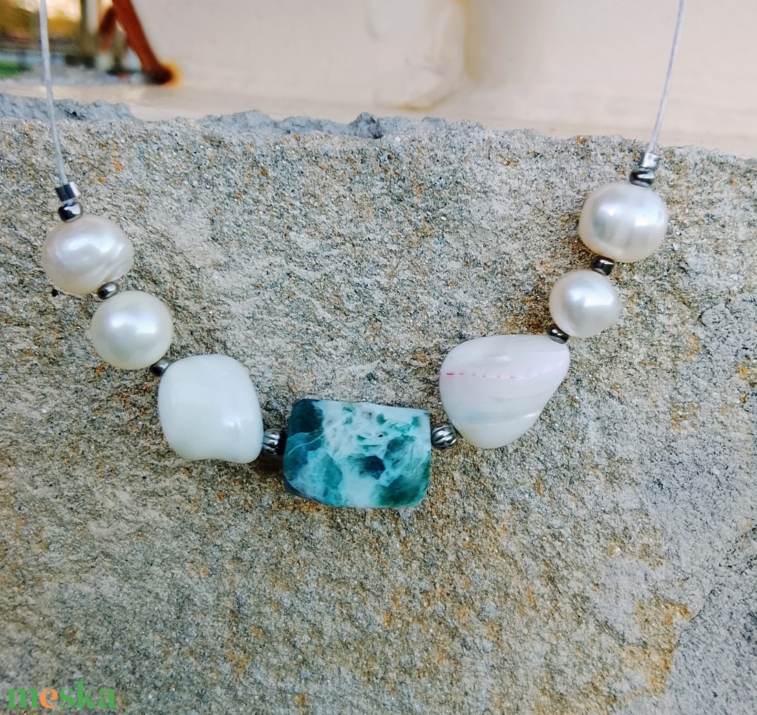 Zöld achát, kagyló és igazgyöngy nyaklánc, nyakék - ékszer - nyaklánc - gyöngyös nyaklánc - Meska.hu