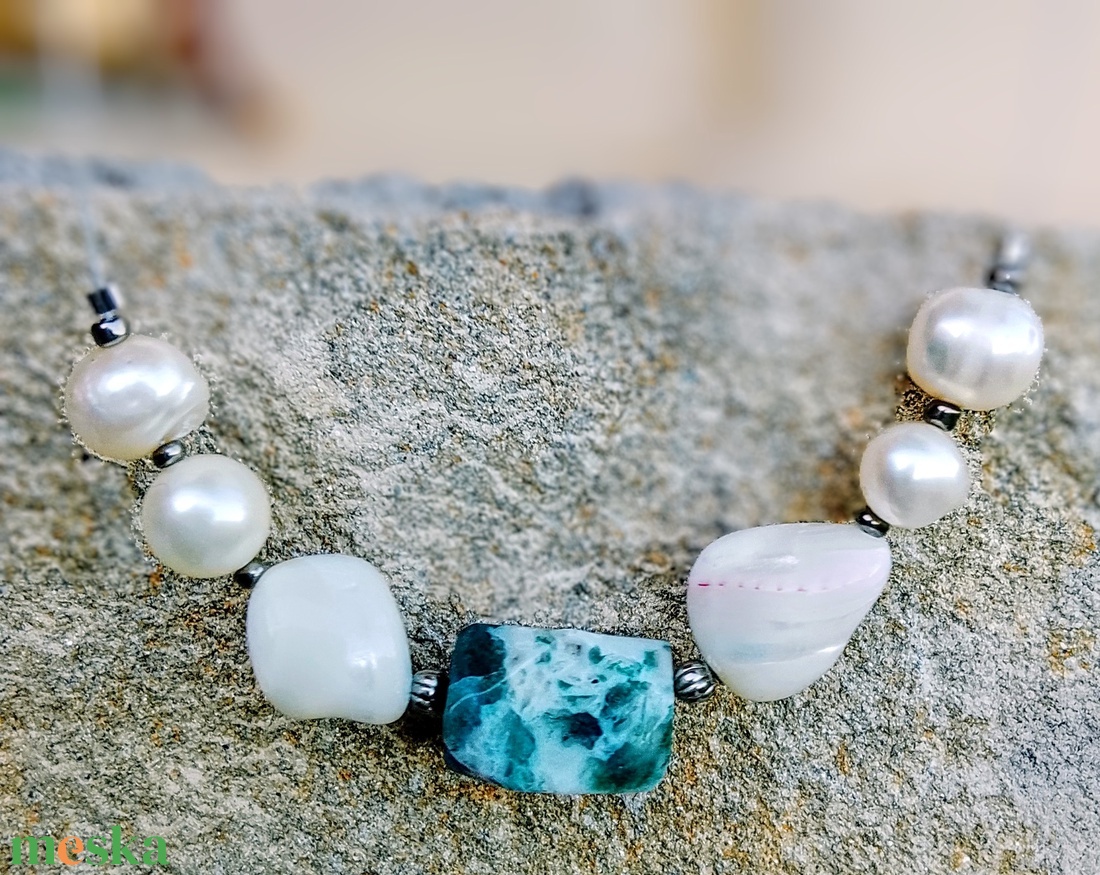 Zöld achát, kagyló és igazgyöngy nyaklánc, nyakék - ékszer - nyaklánc - gyöngyös nyaklánc - Meska.hu