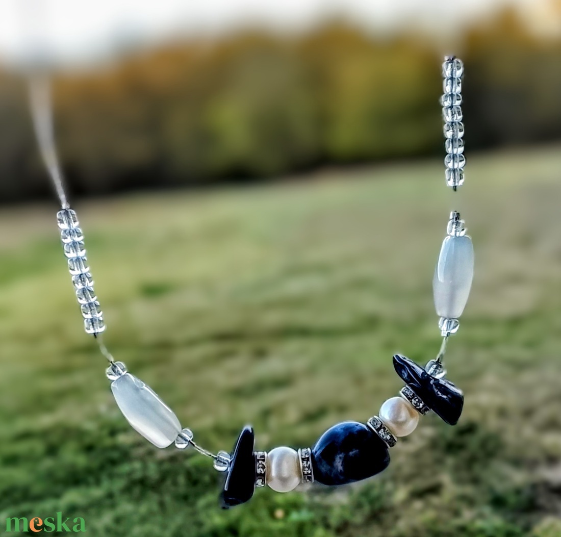 Kék achát és igazgyöngy nyaklánc, nyakék  - ékszer - nyaklánc - gyöngyös nyaklánc - Meska.hu