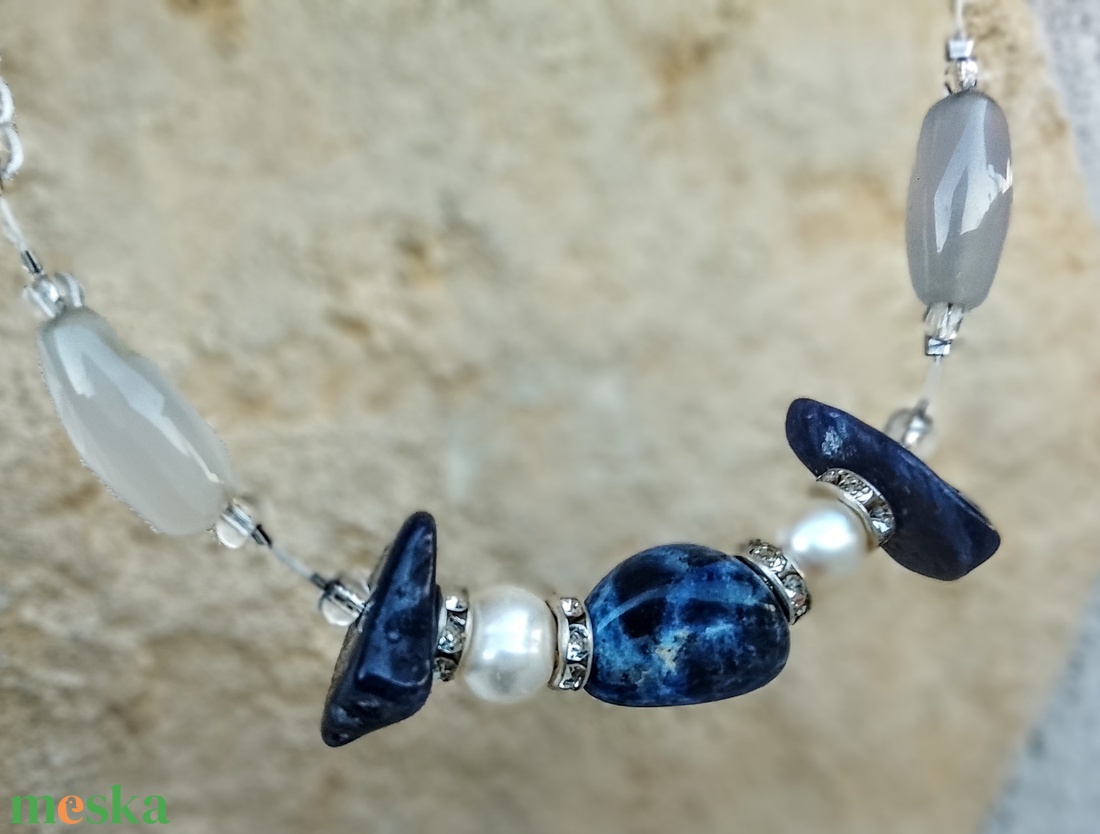 Kék achát és igazgyöngy nyaklánc, nyakék  - ékszer - nyaklánc - gyöngyös nyaklánc - Meska.hu