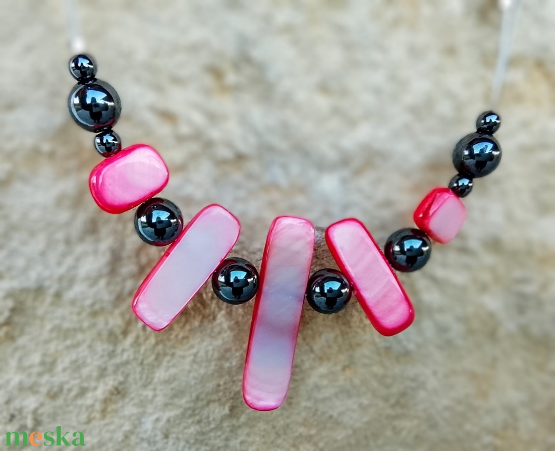 Hematit és kagyló nyaklánc, nyakék  - ékszer - nyaklánc - gyöngyös nyaklánc - Meska.hu