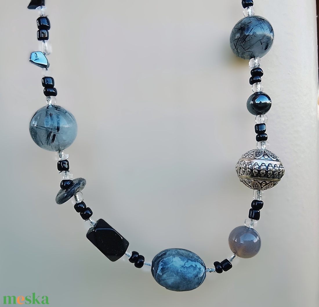 Fekete, szürke ásvány nyaklánc, nyakék  - ékszer - nyaklánc - gyöngyös nyaklánc - Meska.hu