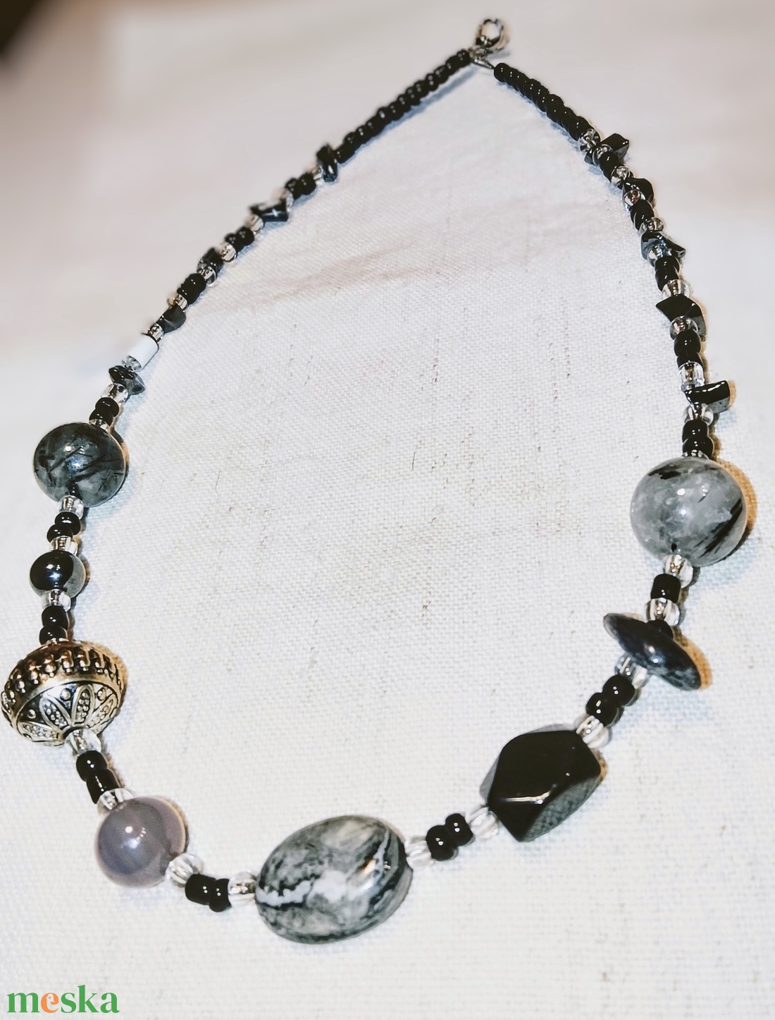 Fekete, szürke ásvány nyaklánc, nyakék  - ékszer - nyaklánc - gyöngyös nyaklánc - Meska.hu