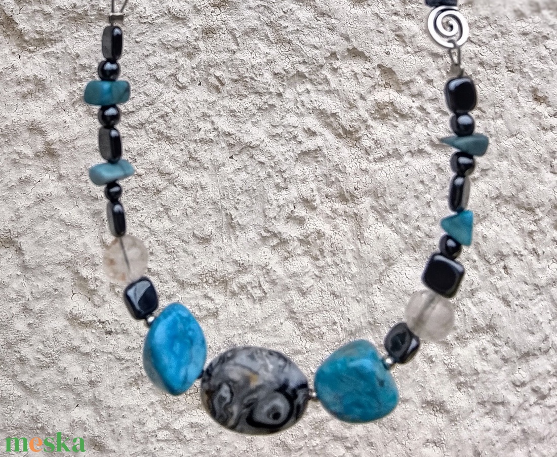 Apatit hematit hegyi kristály ásvány nyaklánc, nyakék  - ékszer - nyaklánc - gyöngyös nyaklánc - Meska.hu