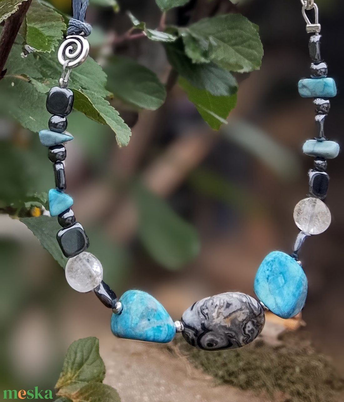 Apatit hematit hegyi kristály ásvány nyaklánc, nyakék  - ékszer - nyaklánc - gyöngyös nyaklánc - Meska.hu