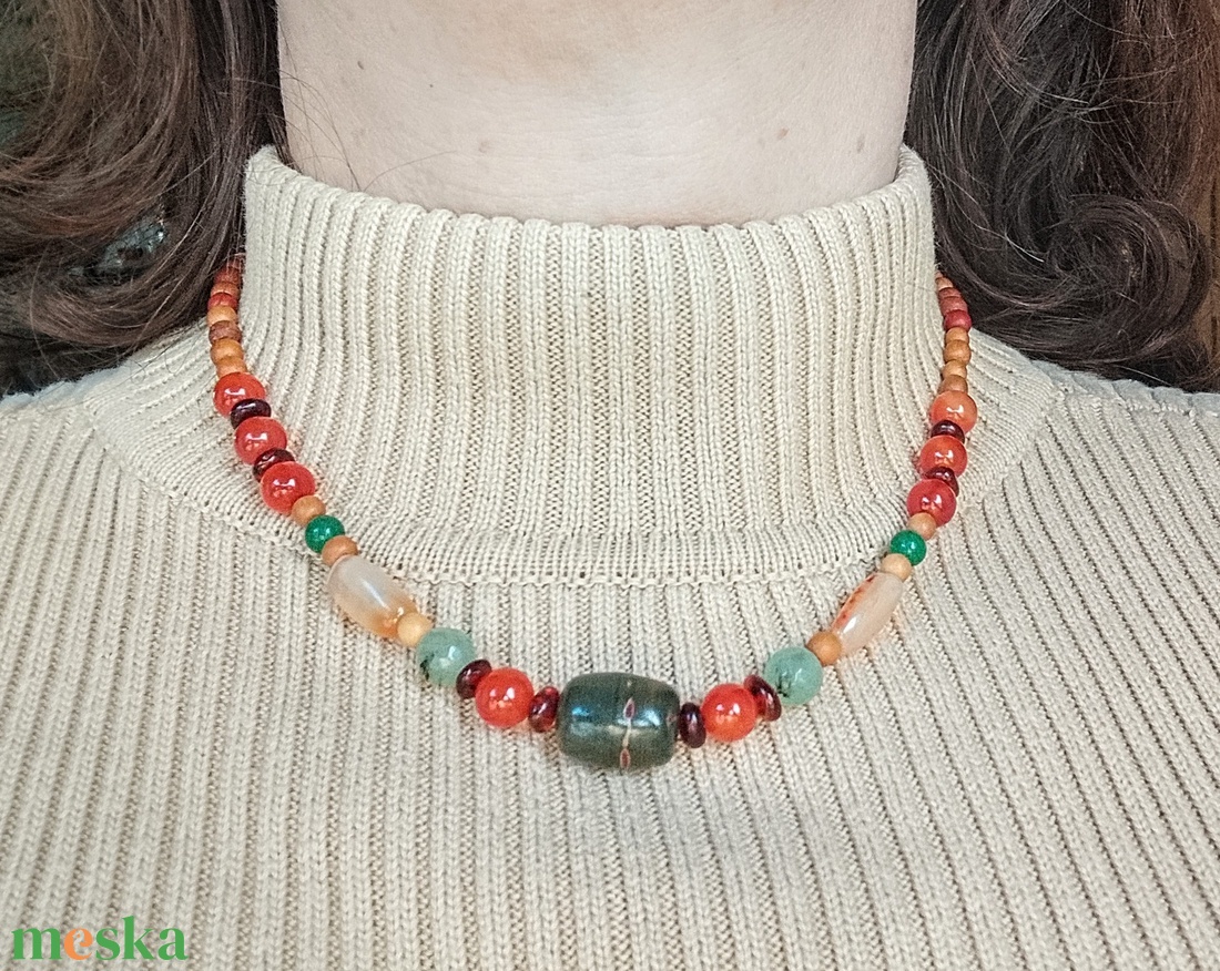Karneol, achát, borostyán és fagyöngy nyaklánc - ékszer - nyaklánc - gyöngyös nyaklánc - Meska.hu