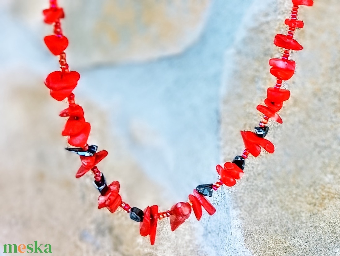 Korall és hematit barátságban :) - ékszer - nyaklánc - gyöngyös nyaklánc - Meska.hu