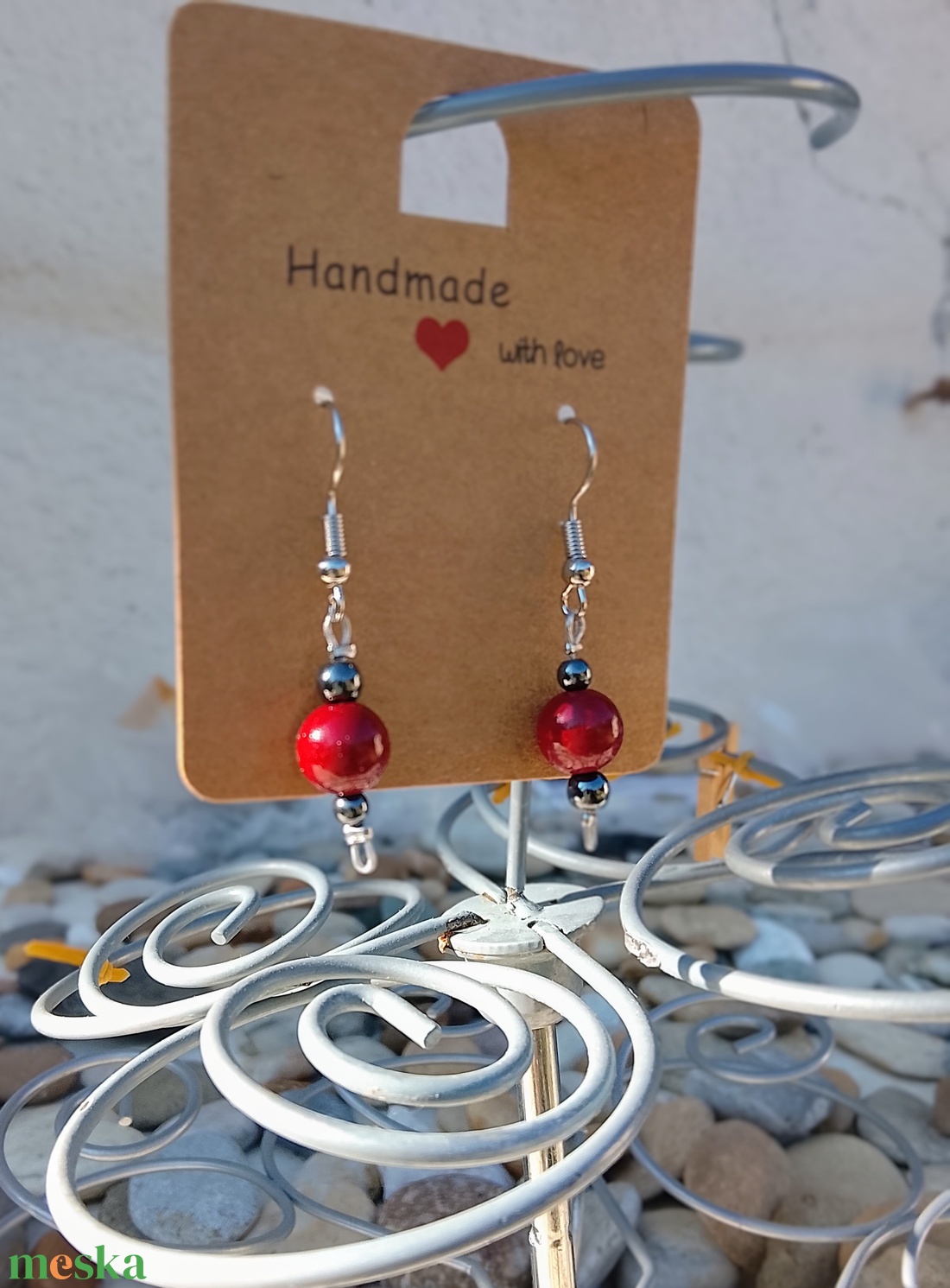 Fülbevaló bordó szintetikus gyöngy és hematit gyöngy  - ékszer - fülbevaló - lógó fülbevaló - Meska.hu