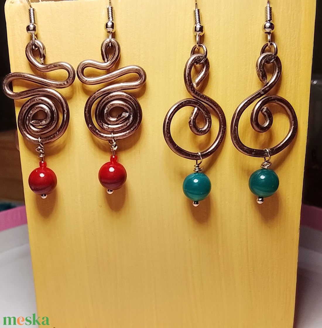 Fülbevaló bordó szintetikus gyöngy vagy zöld ásvány gyöngy  - ékszer - fülbevaló - lógó fülbevaló - Meska.hu