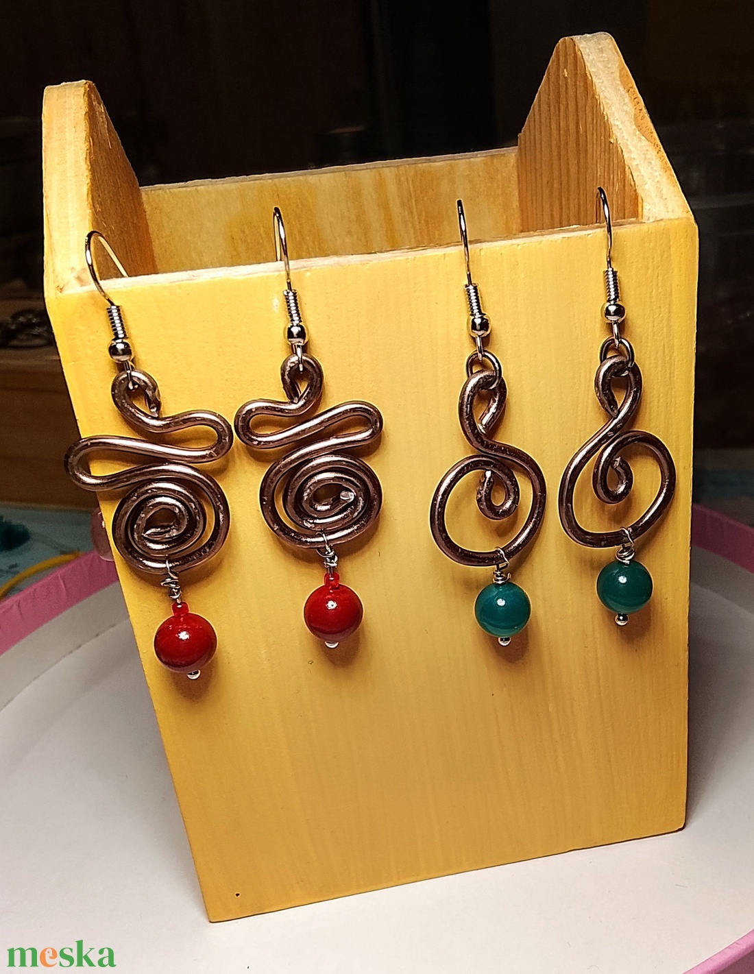 Fülbevaló bordó szintetikus gyöngy vagy zöld ásvány gyöngy  - ékszer - fülbevaló - lógó fülbevaló - Meska.hu