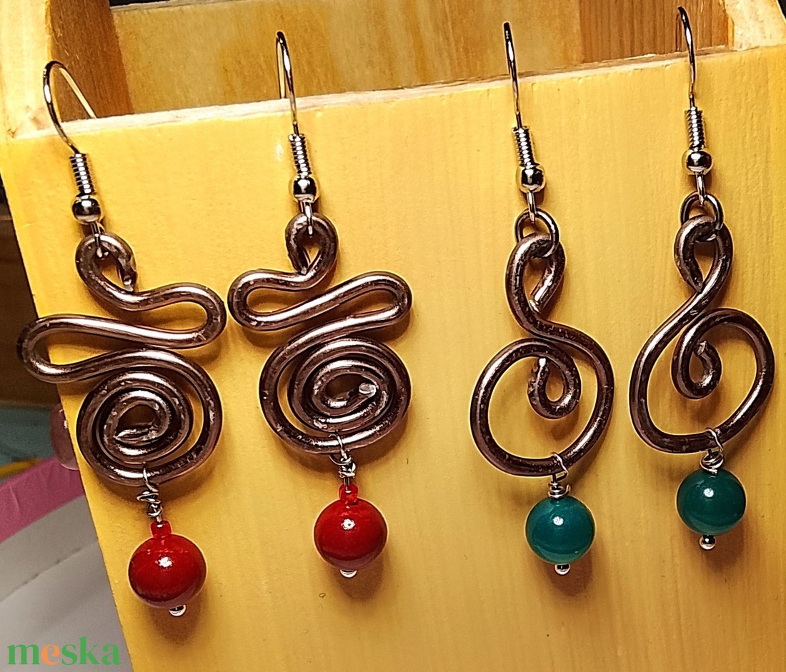 Fülbevaló bordó szintetikus gyöngy vagy zöld ásvány gyöngy  - ékszer - fülbevaló - lógó fülbevaló - Meska.hu