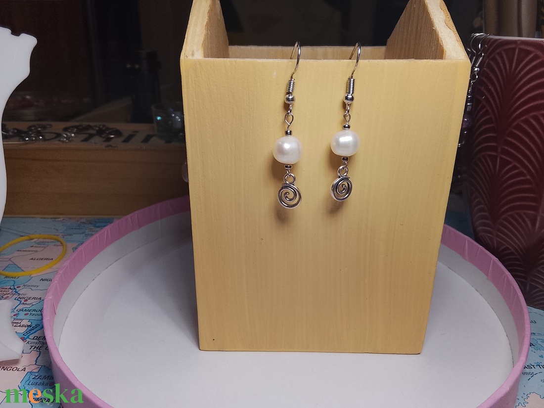 Fülbevaló igazi gyönggyel - ékszer - fülbevaló - lógó fülbevaló - Meska.hu