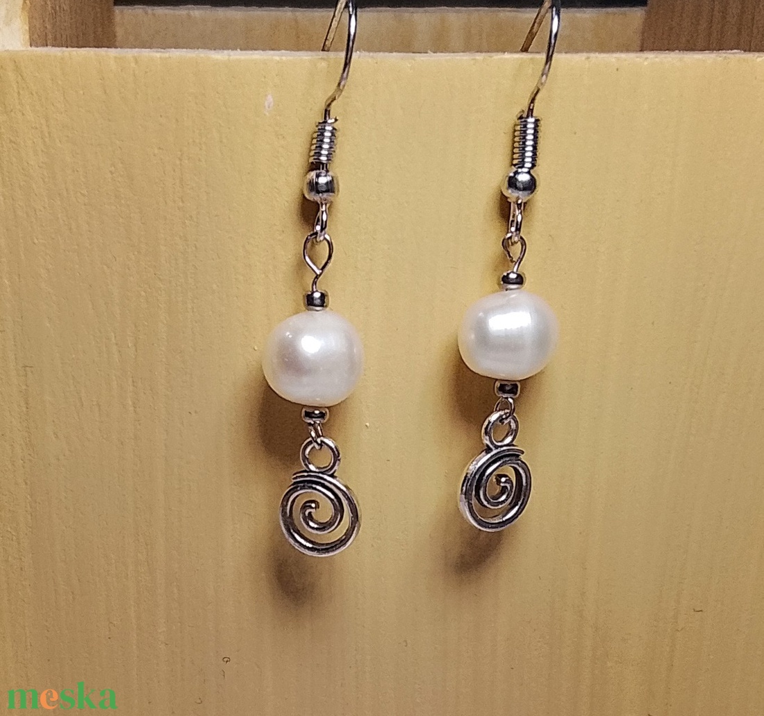 Fülbevaló igazi gyönggyel - ékszer - fülbevaló - lógó fülbevaló - Meska.hu