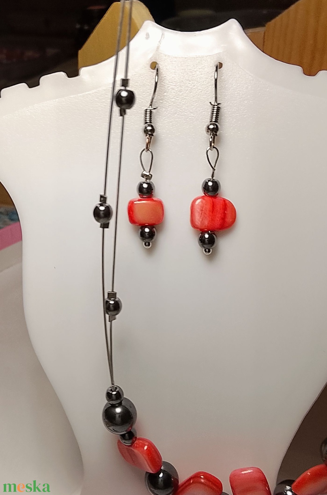 Fülbevaló festett rózsaszín kagylóval és hematit ásvánnyal - ékszer - fülbevaló - lógó fülbevaló - Meska.hu