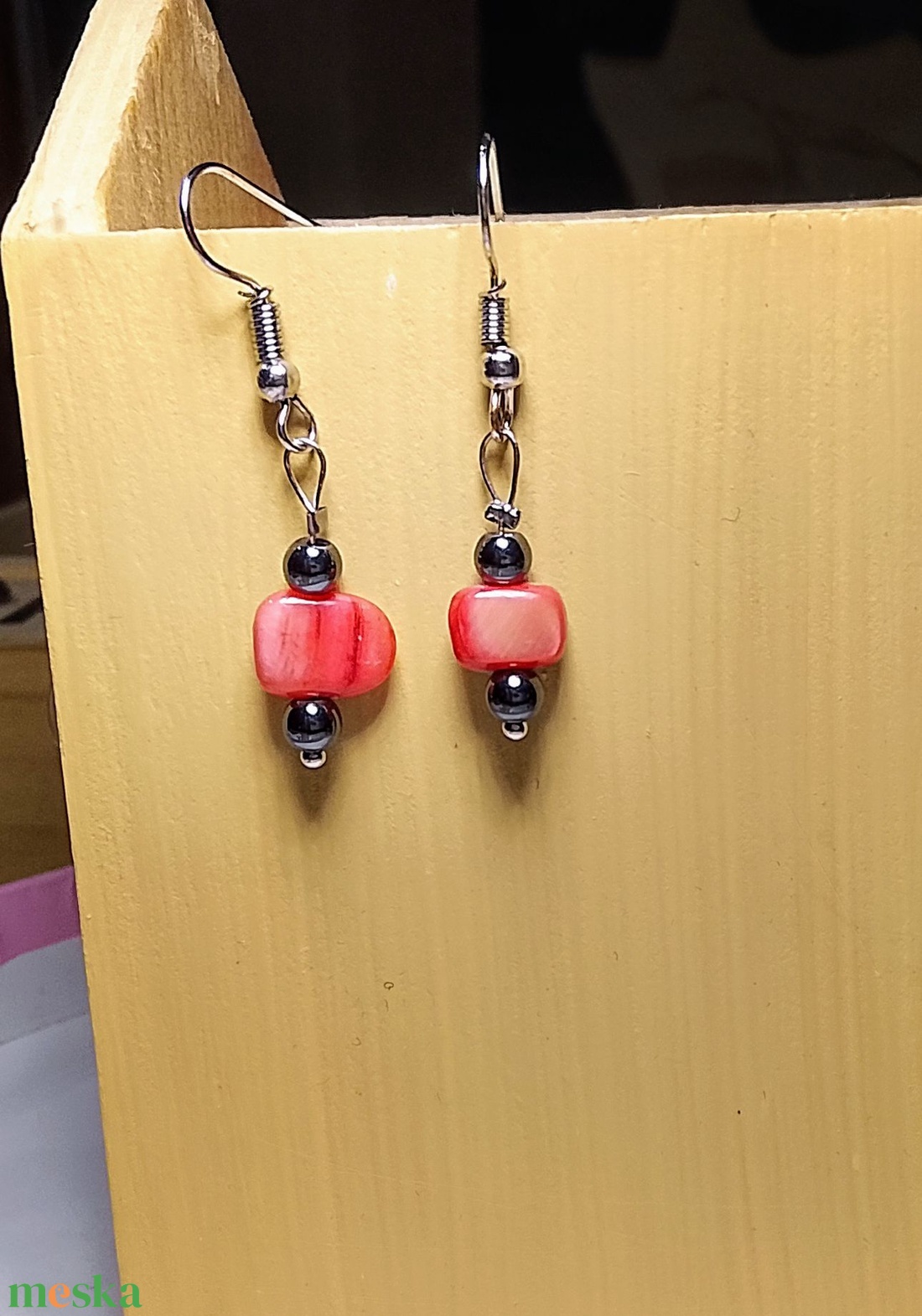 Fülbevaló festett rózsaszín kagylóval és hematit ásvánnyal - ékszer - fülbevaló - lógó fülbevaló - Meska.hu