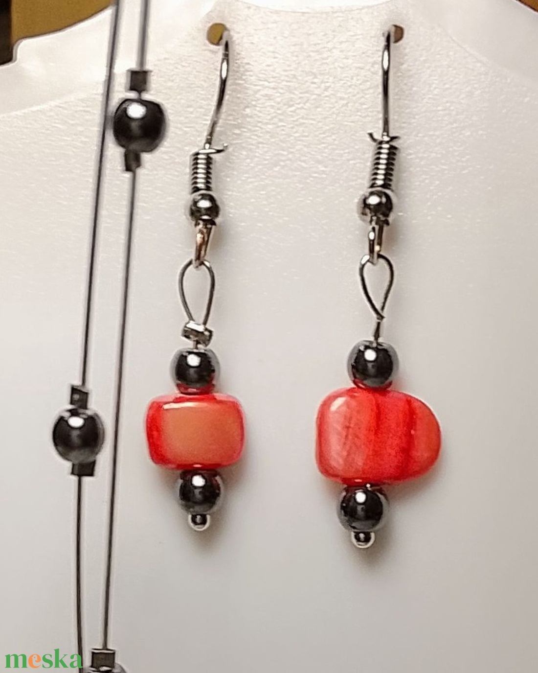 Fülbevaló festett rózsaszín kagylóval és hematit ásvánnyal - ékszer - fülbevaló - lógó fülbevaló - Meska.hu