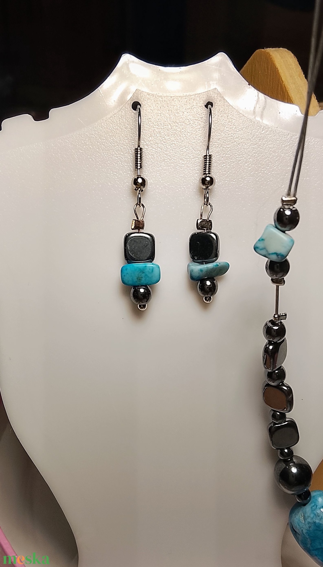 Fülbevaló festett kék kővel és hematit ásvánnyal - ékszer - fülbevaló - lógó fülbevaló - Meska.hu