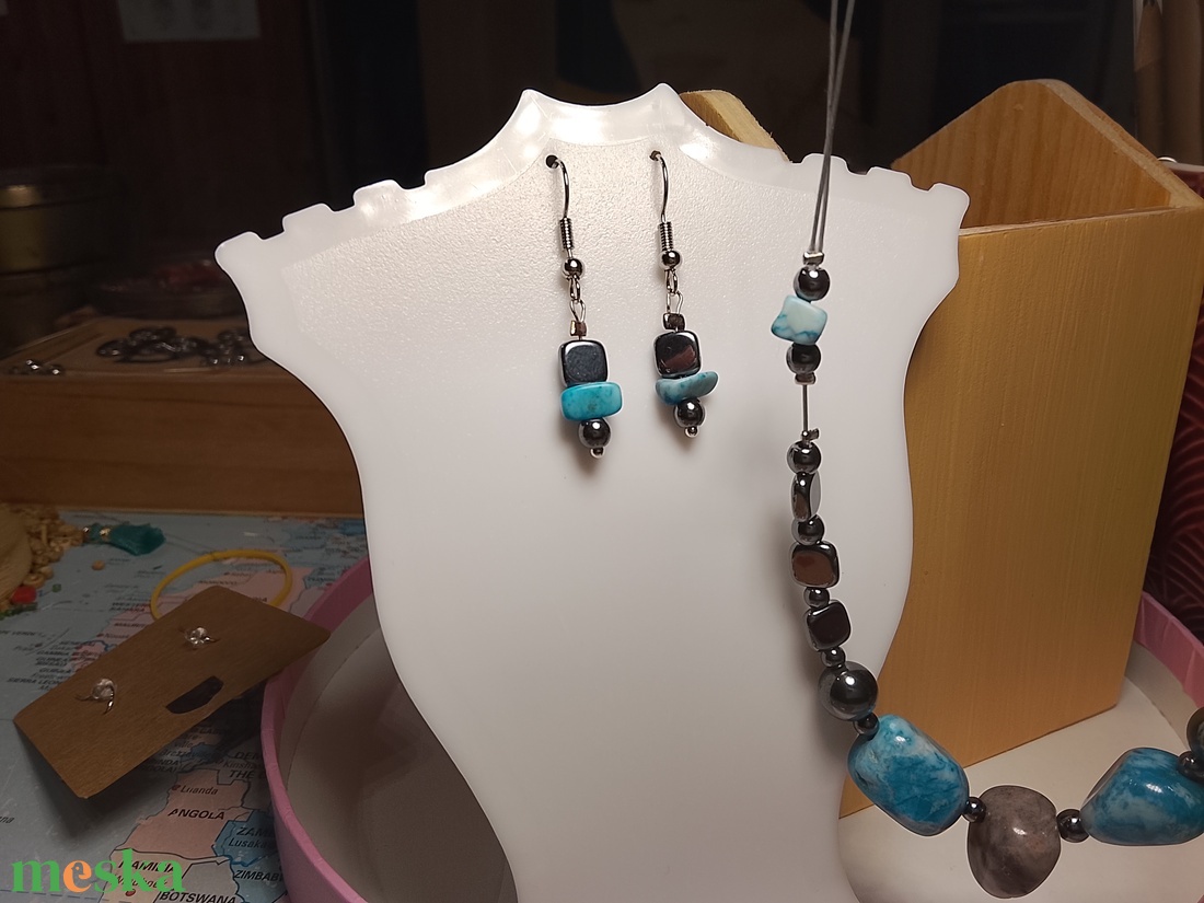 Fülbevaló festett kék kővel és hematit ásvánnyal - ékszer - fülbevaló - lógó fülbevaló - Meska.hu