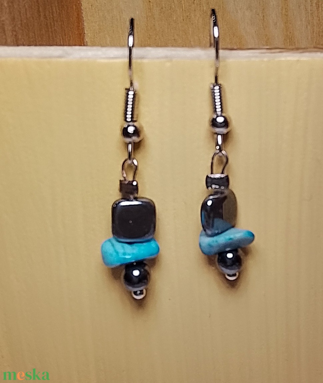 Fülbevaló festett kék kővel és hematit ásvánnyal - ékszer - fülbevaló - lógó fülbevaló - Meska.hu