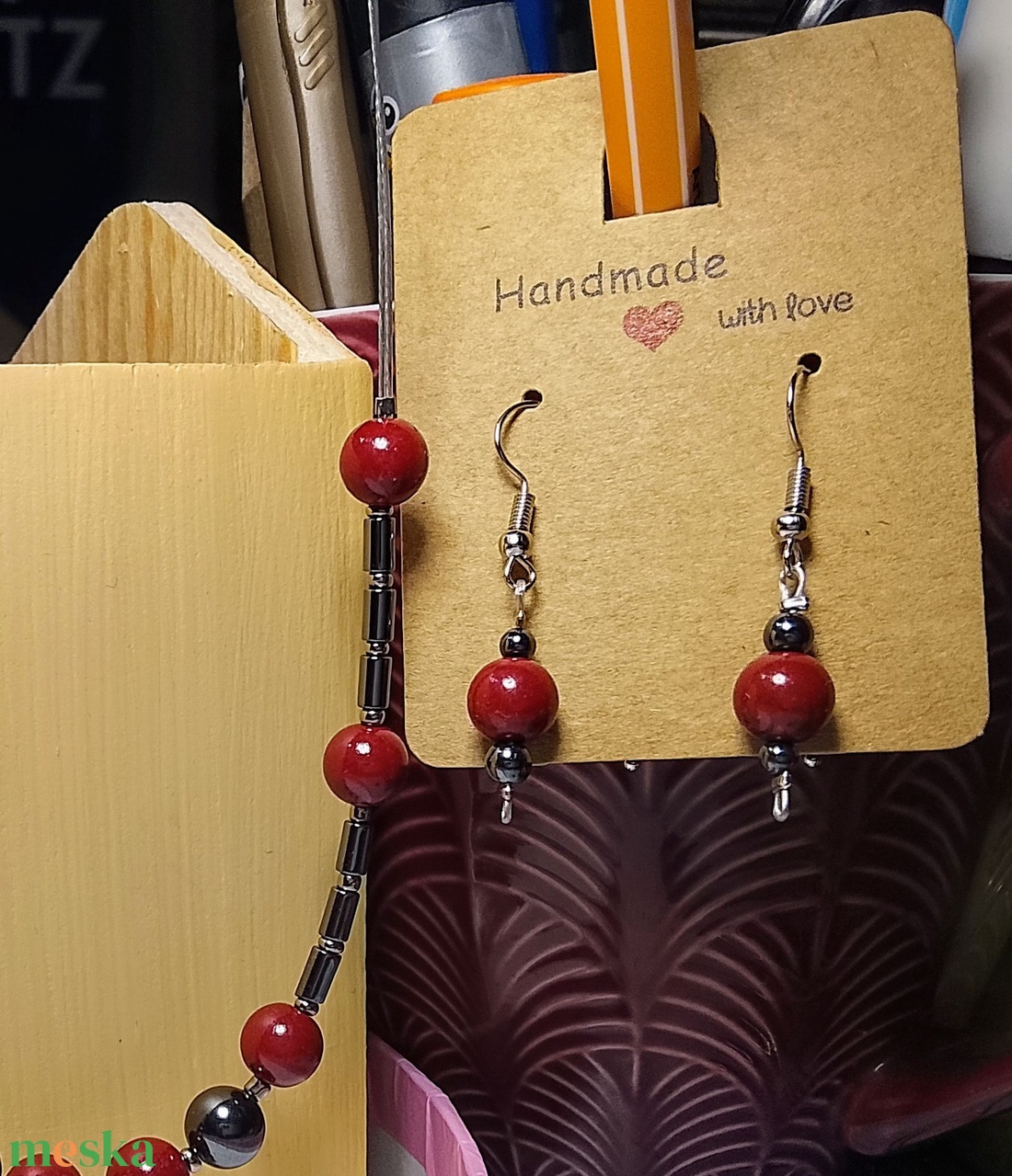 Fülbevaló szintetikus gyönggyel és hematit ásvánnyal - ékszer - fülbevaló - lógó fülbevaló - Meska.hu