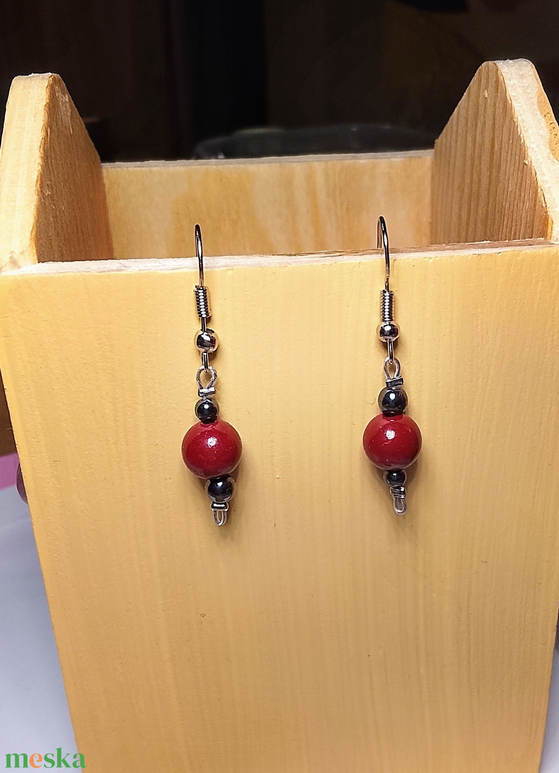 Fülbevaló szintetikus gyönggyel és hematit ásvánnyal - ékszer - fülbevaló - lógó fülbevaló - Meska.hu