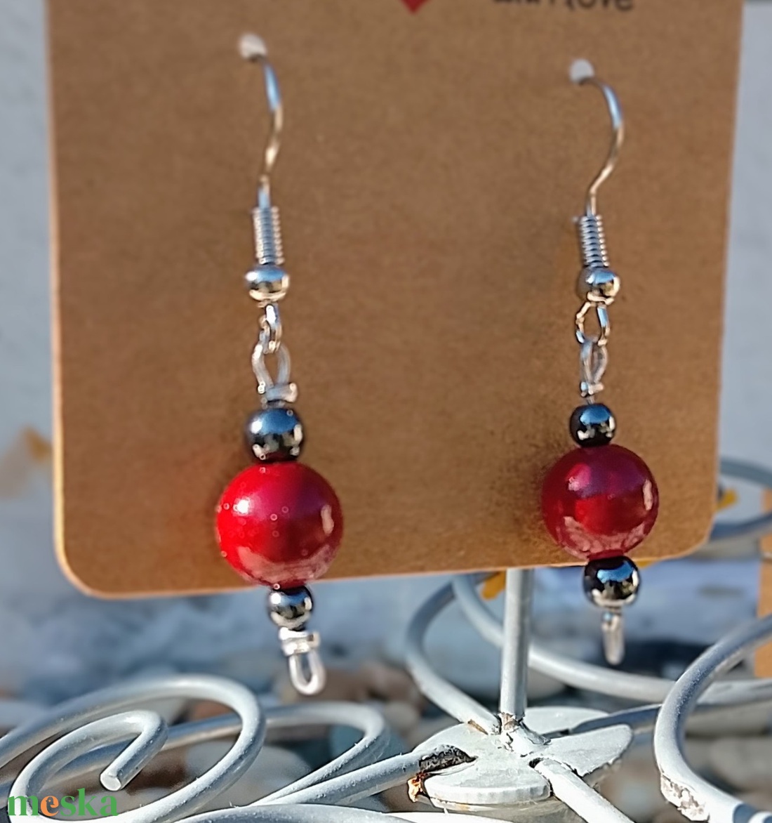 Fülbevaló szintetikus gyönggyel és hematit ásvánnyal - ékszer - fülbevaló - lógó fülbevaló - Meska.hu