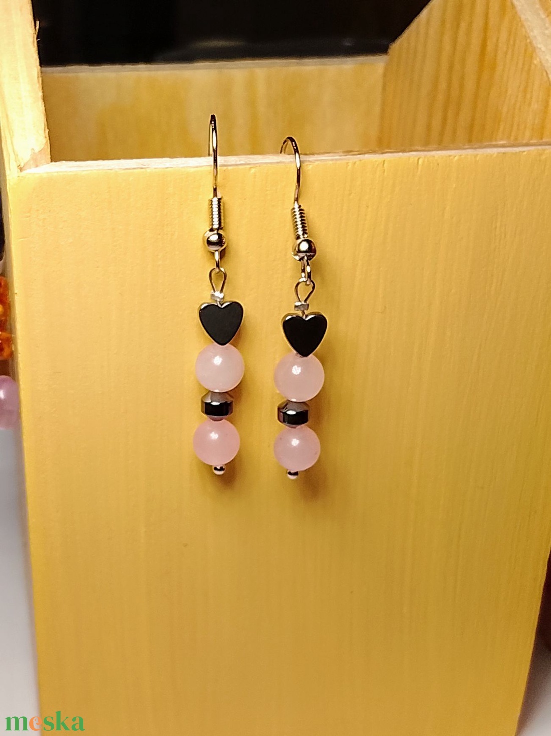 Fülbevaló rózsaszín ásvány gyöngyökkel  - ékszer - fülbevaló - lógó fülbevaló - Meska.hu