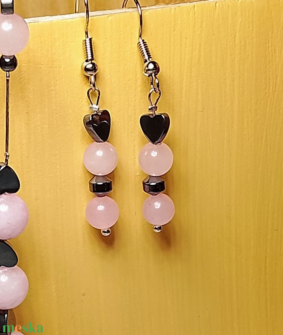 Fülbevaló rózsaszín ásvány gyöngyökkel  - ékszer - fülbevaló - lógó fülbevaló - Meska.hu