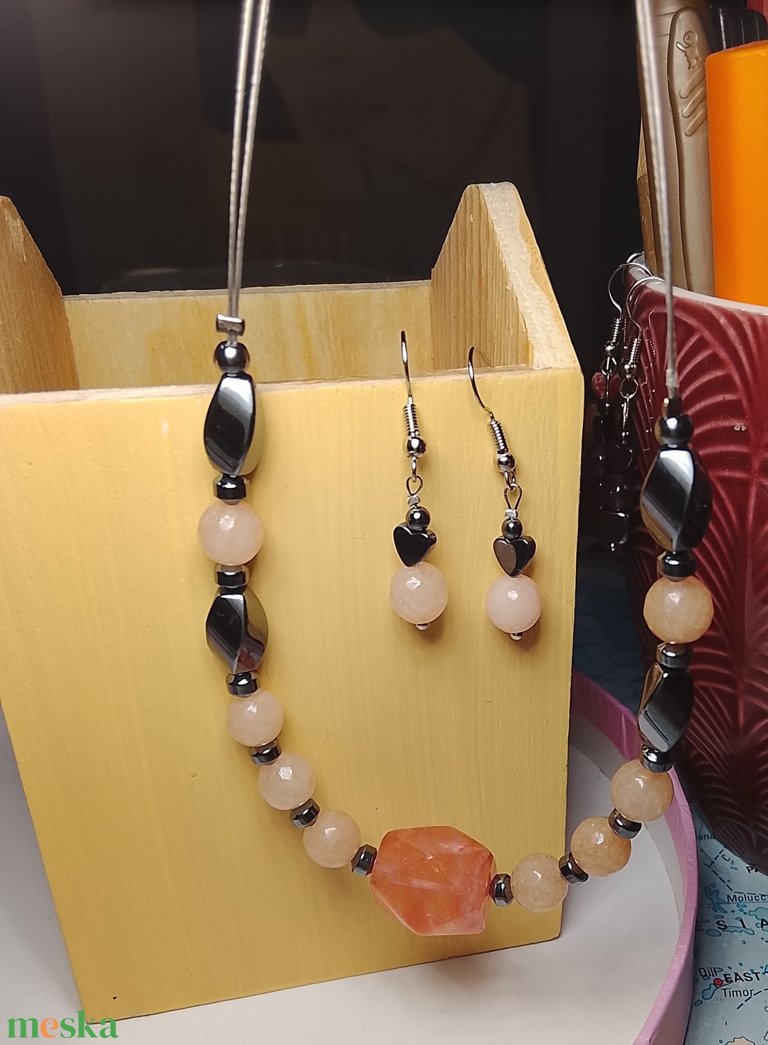 Fülbevaló rózsaszín ásvány gyöngyökkel  - ékszer - fülbevaló - lógó fülbevaló - Meska.hu