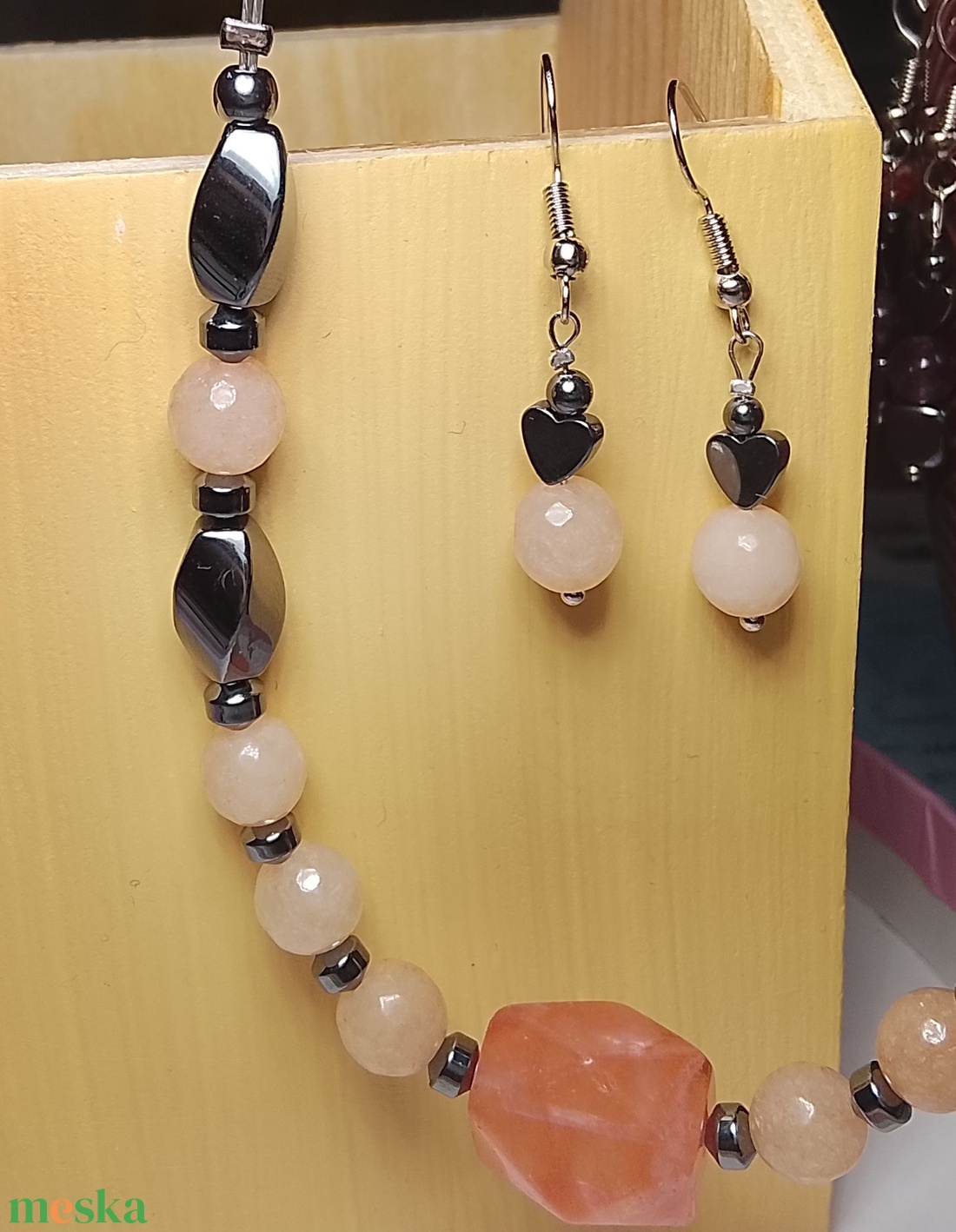 Fülbevaló rózsaszín ásvány gyöngyökkel  - ékszer - fülbevaló - lógó fülbevaló - Meska.hu