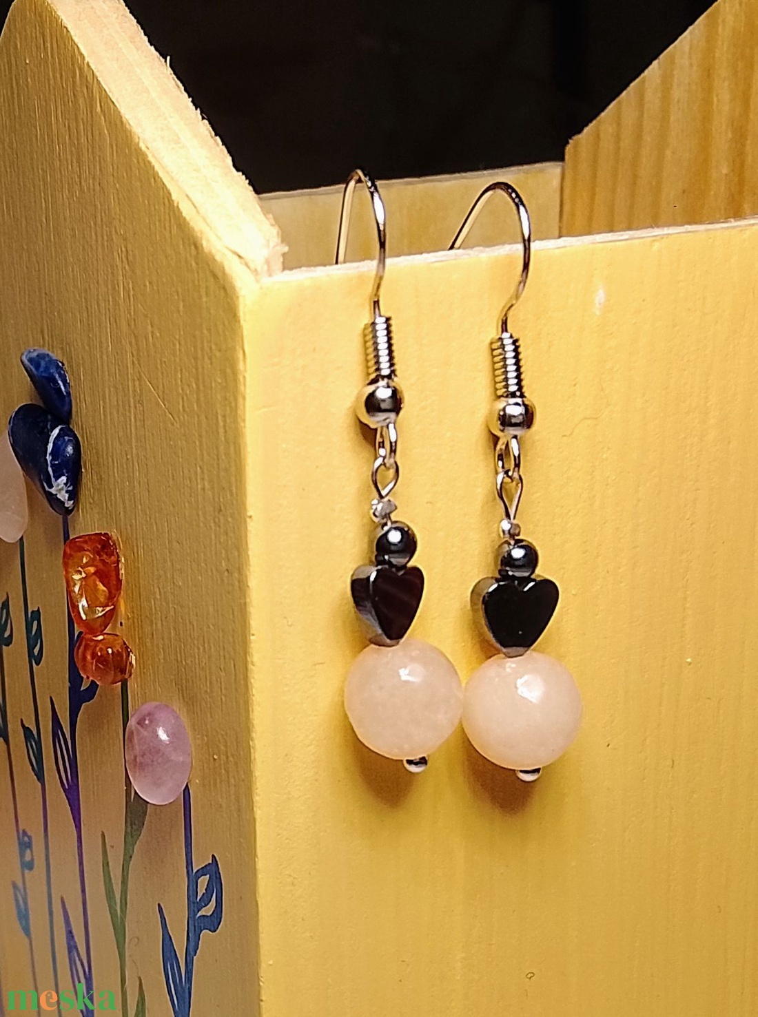 Fülbevaló rózsaszín ásvány gyöngyökkel  - ékszer - fülbevaló - lógó fülbevaló - Meska.hu